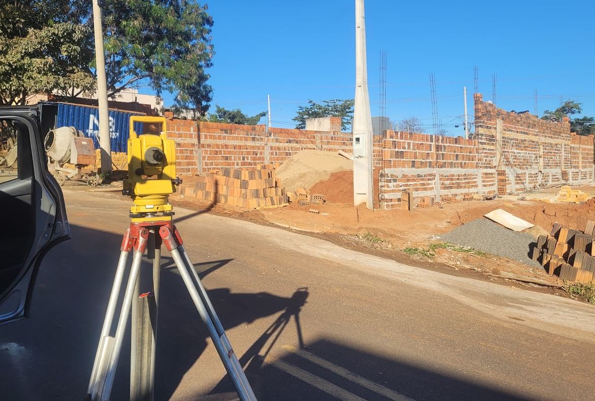Equipe realizando serviço de topografia